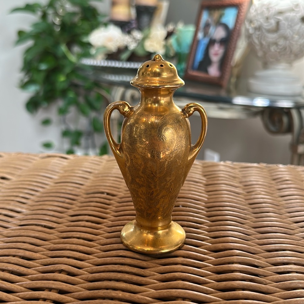 Stouffer Vintage Gold Salt Shaker 💛